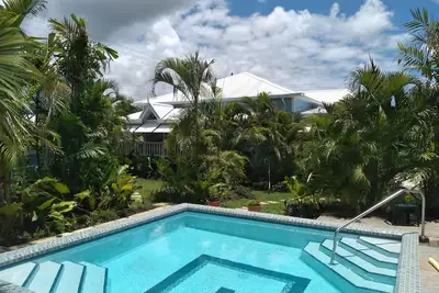 Image de Crotona Garden 1 Bed Upper Cottage, Lush & Tropical + Pool. 2 Min Walk to Sea