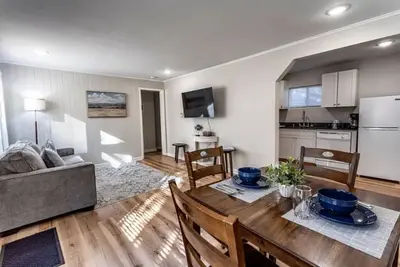 Image de Cozy Cottage w/ Coastal Vibe by Lake & Sam’s Pizza