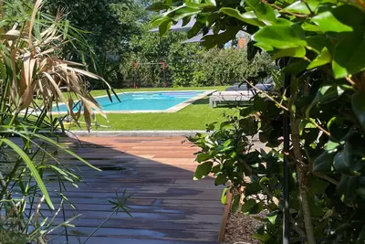 Image de Maison avec une grande piscine chauffée et un boulodrome idéal pour les apéros