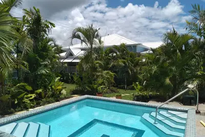 Image de Crotona Garden 1 Bed Lower Cottage, Lush & Tropical + Pool. 2 Min Walk to Sea