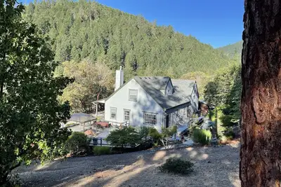 Image de Spacious Beautiful Home in Forest, Mountain Views, 5 Min. to Jacksonville, Pets!