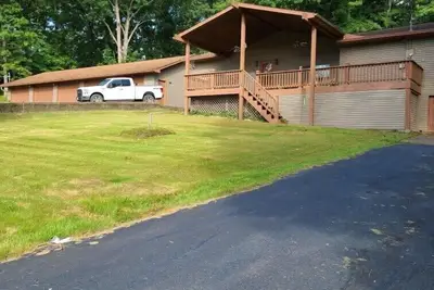Image de House in quiet cove, Large Deck, Screened in Porch, Dock, near Beach and Food!