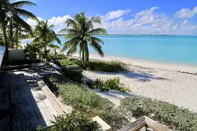 The Razzle: A Beach House on the Sand in Treasure Cay