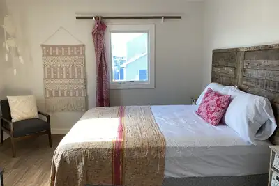 Image de New 3br/2baths; 1 block to Casino Pier and Beach! Rear Unit of two unit house.