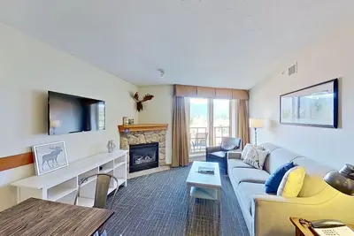 Image de Fantastic condo near slopes & Village with balcony, pool & hot tub