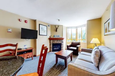 Image de Sixth-floor condo with pool & hot tubs - walk to lifts & the Village