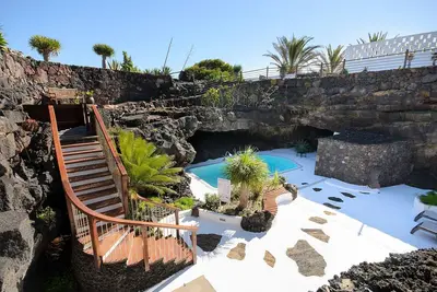 Image de Rustic Home with Gorgeous Pool Area, Terrace, Private Patio, Wi-Fi and Grill