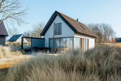 Image de Luxuriously equipped with wood stove, wine cooler, and sun shower