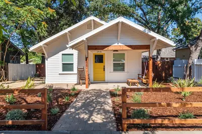 Image de Bella Villa- Vine Cottages- Luxury Downtown Bungalow with Private hot tub!