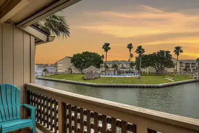 Image de Canal front, 3 bedroom, 3 bath condo, huge patio, right next to the pool!