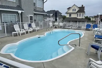 Image de 2100ft Townhouse Heated Pool 5 beds 2. 5 bathrooms Nth Wildwood 1. 5 blk to beach