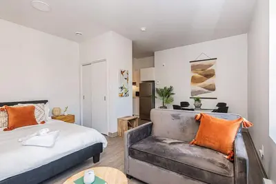 Image de Wonderful New Studio close to Mount Royal By Denstays