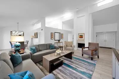 Image de 3 chambres 3 salles de bain avec une suite d'invités séparée disponible maintenant!