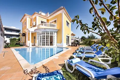 5 Bedroom Villa in Albufeira Center + Heated Private Pool (on request)