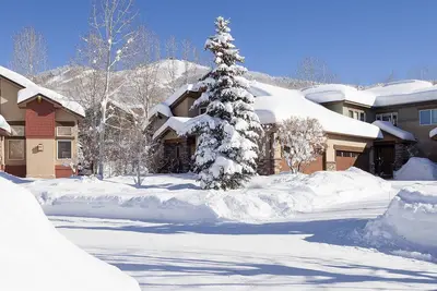Image de Cas02 | Spacious Townhome | 2 Car Garage | Grill | Hot Tub