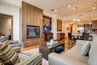 Image de H305b | A/C | Great Downtown Location | High-end Interiors | Free City Bus | Ski