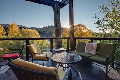 Image de Ol301 | A/C | Stunning Urban Loft | Downtown Location | Free City Bus | Close to