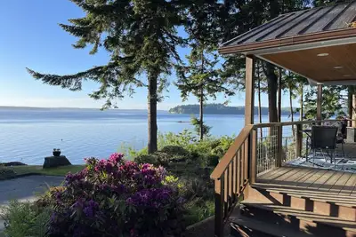 Image de Puget Sound Chic Romantic Cottage with Private Beach Access & Gated Entry