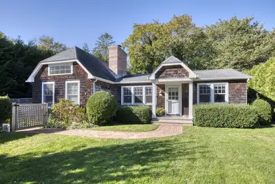 Image de Centrally located East Hampton Beach Cottage!
