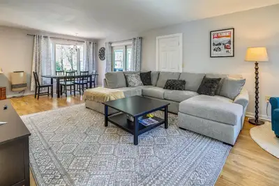 Image de River Road: 3 br, a/c, garage, and river views in lower Village!