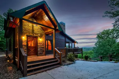 Image de Luxe Blue Ridge Cabin ‘Chasing Dreams’ w/ Hot Tub