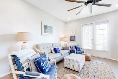 Image de Dreamy Dog-Friendly Escape W/ Patio, Shared Pool, Beach Access & Free WiFi