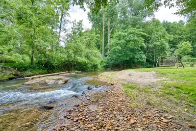 Image de Beautiful mountain home on creek with free WiFi, private washer/dryer, deck, Ac