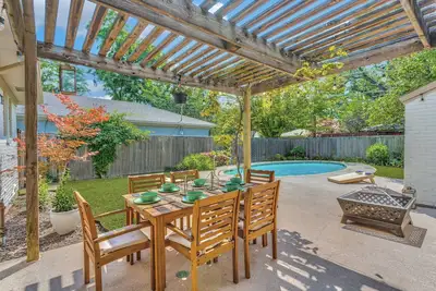 Image de Prime location chic 4br home with charming pool and yard