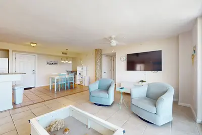 Image de Bright & Airy Fourth-Floor Condo w/ Fast WiFi, & a Shared, Beachside Pool