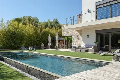 Image de Villa en domaine privé avec piscine chauffée