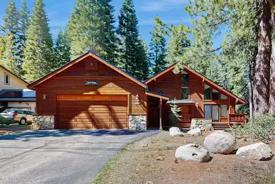 Image de Wonderful Lodging W/ Private Hot Tub, Shared Pool & Amenities, & Large Deck