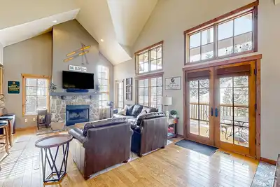 Image de Ski-In\/ski-out townhome with mountain view, private hot tub & fireplace