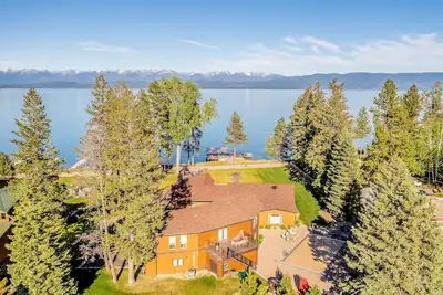 Image de Two-level lakefront home with hot tub access, game room, Ac, W\/D, & lovely patio
