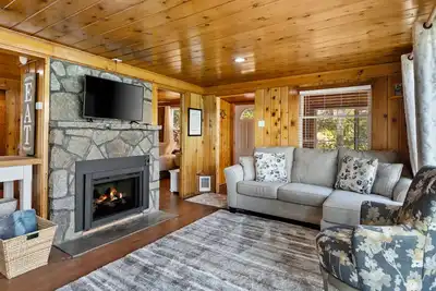 Image de Hayden lake gem steps to water\/dock with deck, Wd & firepit - dog-friendly
