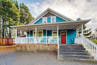 Image de Dog-friendly cottage with pool table, fast WiFi, fireplace, W/D - walk to beach