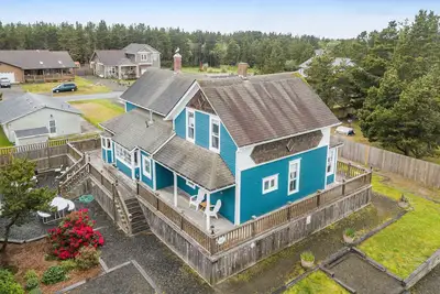 Image de Restored Victorian Home with Free High-Speed WiFi, Gas Fireplace, & Washer/Dryer