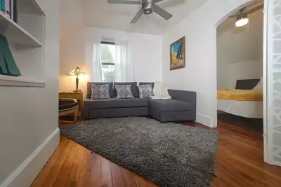Image de Downtown home blocks to the beach w/ king bed, deck fire pit & air conditioning