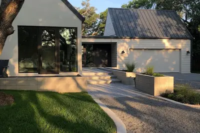 Image de An architectural gem surrounded by beachy Oak trees! Must See! New construction!