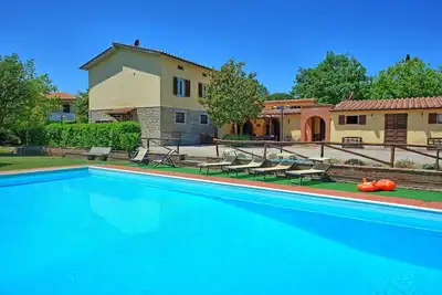 Image de Zeffiro – Ferme de vacances avec piscine et court de tennis à Cortona, Toscane.