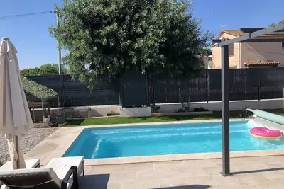 Image de Maison familiale au calme avec piscine et terrain de pétanque proche des plages!