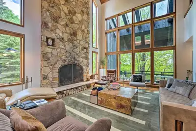 Image de Luxe Plymouth Chalet w/ Indoor Pool & 3 Decks!