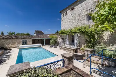 Image de Charmante maison, piscine et cour privée à côté d'un château, et la climatisation.