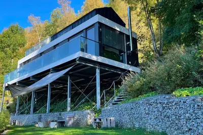Image de Außergewöhnliches Ferienhaus in Hanglage, Zentral Gelegen