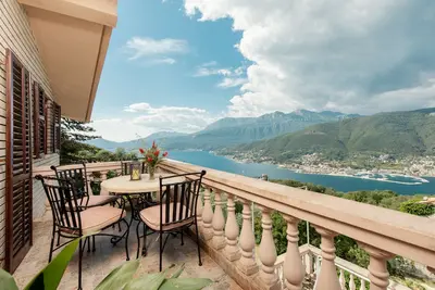 Image de Sea Breeze apartment with dramatic 180-degree Bay view