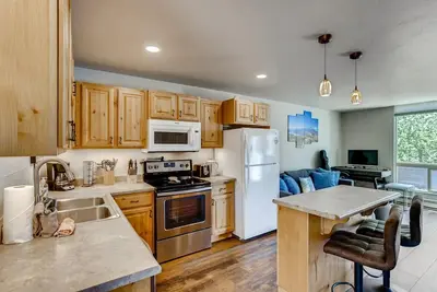 Image de Private Washer & Dryer, Near Skiing and Activities!