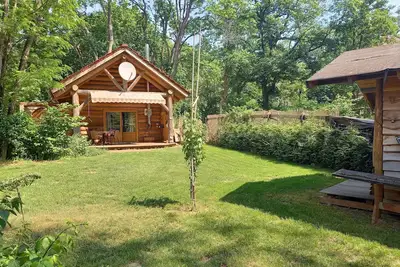 Image de Uriges Naturstammhaus im GrĂĽnen