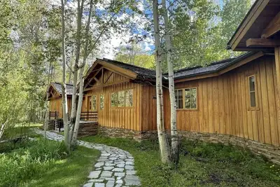 Image de A Cozy Cottage With A King size Bed + A Fire Place