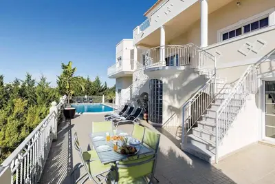 Villa Encosta Do Sol - fantastic location 10 min walk to Albufeira and beach