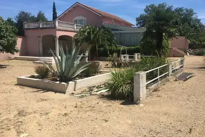 Image de villa de style romain avec terrasses et grand parc. Plage à proximité