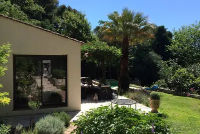 Image de Maison avec piscine privée située en quartier résidentiel